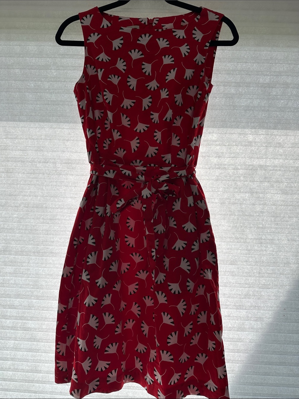 Anne Klein Red Sleeveless Tie-Waist Midi Dress with White Leaf Print